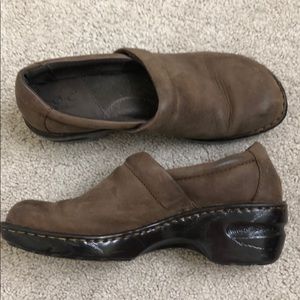 Brown leather mules with wood grain detail, sz 8